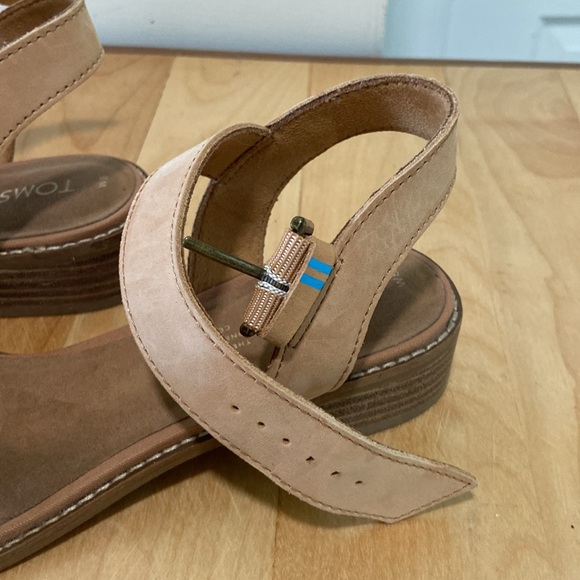 TOMS women’s sandals! Worn once, in great condition!! Leather straps and woven - Picture 2 of 11